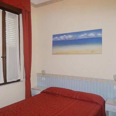 Hotel Lo Squalo Grottammare Zimmer foto